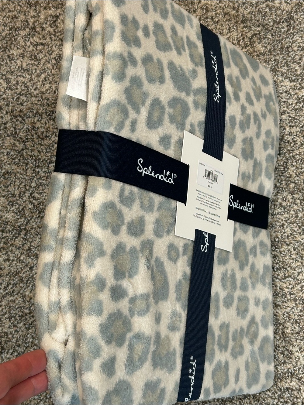 Splendid Gray and White Leopard Print Throw - Picture 3 of 3